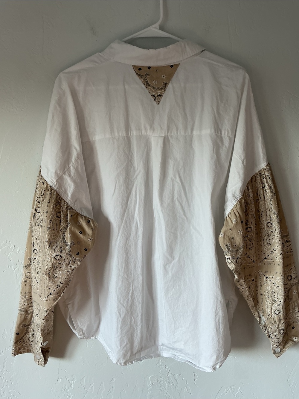 POL Oversized White Button-Down Shirt with Tan Bandana Details - Picture 6 of 10